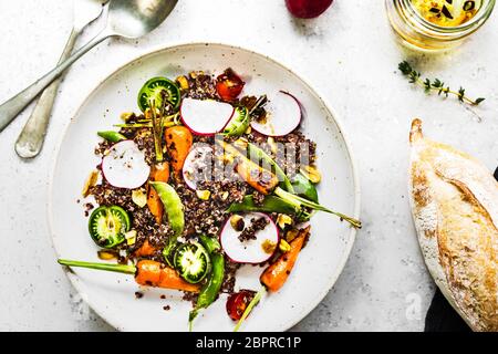 Avec Quinoa Carotte Bébé grillé, Snap, pois et radis Salade de Pistache Banque D'Images