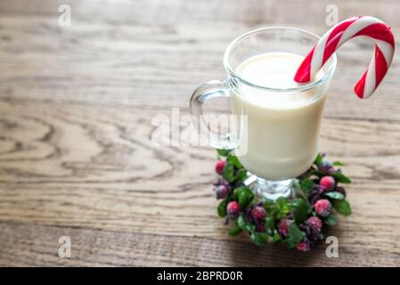 Un verre de lait de poule avec petits pâtés Banque D'Images