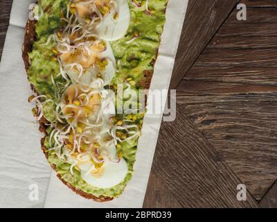 Délicieux avec du pain bio et crème d'œufs sur une table en bois rustique Banque D'Images