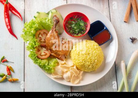 Riz au poulet avec le pilon, malaisien traditionnel populaire de la nourriture locale. Mise à plat de haut en bas Vue de dessus. Banque D'Images