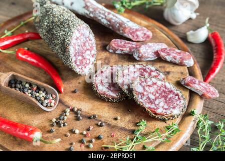 Différents types de saucisson sur le fond en bois Banque D'Images