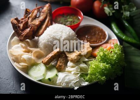 Nasi lemak kukus avec du poulet frit, de l'alimentation locale malaisienne traditionnelle populaire. Banque D'Images