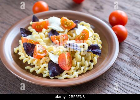 Les Fusilli lunghi au fromage et tomates cerises Banque D'Images