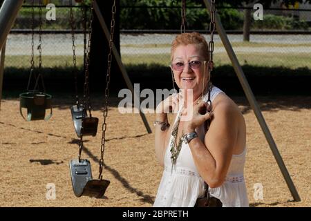 Smithville, Texas, États-Unis. 15 juillet 2011. NORMA MCCORVEY, la femme nommée ''Roe'' dans l'affaire historique de la Cour suprême de 1973 ''Roe vs Wade'' qui protégeait le droit de la femme de choisir l'avortement, pose dans un parc municipal de Smithville, au Texas, le 15 juillet 2011. McCorvey, qui est décédé le 18 février 2017 à Katy, au Texas, affirme dans un nouveau documentaire qu'elle a été payée avec élégance pour inverser sa position sur l'avortement dans les années 90. Crédit : Bob Daemmrich/ZUMA Wire/Alay Live News Banque D'Images