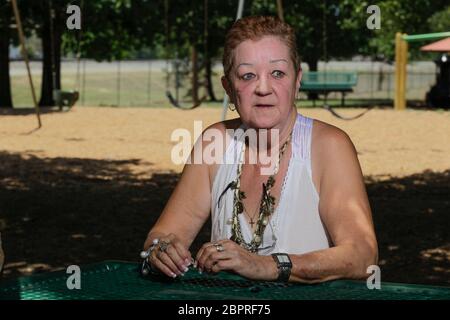 Smithville, Texas, États-Unis. 15 juillet 2011. NORMA MCCORVEY, la femme nommée ''Roe'' dans l'affaire historique de la Cour suprême de 1973 ''Roe vs Wade'' qui protégeait le droit de la femme de choisir l'avortement, pose dans un parc municipal de Smithville, au Texas, le 15 juillet 2011. McCorvey, qui est décédé le 18 février 2017 à Katy, au Texas, affirme dans un nouveau documentaire qu'elle a été payée avec élégance pour inverser sa position sur l'avortement dans les années 90. Crédit : Bob Daemmrich/ZUMA Wire/Alay Live News Banque D'Images