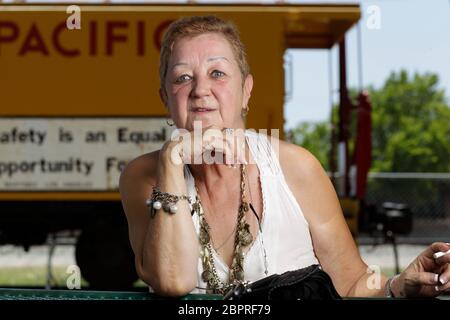 Smithville, Texas, États-Unis. 15 juillet 2011. NORMA MCCORVEY, la femme nommée ''Roe'' dans l'affaire historique de la Cour suprême de 1973 ''Roe vs Wade'' qui protégeait le droit de la femme de choisir l'avortement, pose dans un parc municipal de Smithville, au Texas, le 15 juillet 2011. McCorvey, qui est décédé le 18 février 2017 à Katy, au Texas, affirme dans un nouveau documentaire qu'elle a été payée avec élégance pour inverser sa position sur l'avortement dans les années 90. Crédit : Bob Daemmrich/ZUMA Wire/Alay Live News Banque D'Images