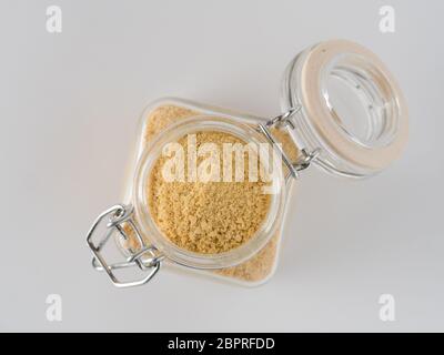 Fond nutritionnel de levure. Levure inactive nutritionnelle dans un pot en verre sur fond blanc. Copier l'espace. Vue de dessus. La levure nutritionnelle est végétarienne super Banque D'Images