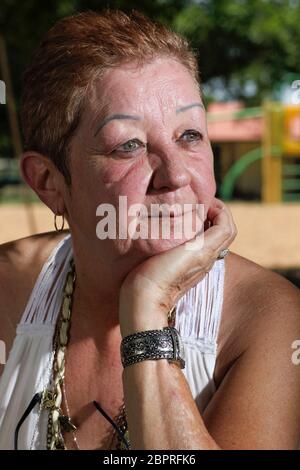 Smithville, Texas, États-Unis. 15 juillet 2011. NORMA MCCORVEY, la femme nommée ''Roe'' dans l'affaire historique de la Cour suprême de 1973 ''Roe vs Wade'' qui protégeait le droit de la femme de choisir l'avortement, pose dans un parc municipal de Smithville, au Texas, le 15 juillet 2011. McCorvey, qui est décédé le 18 février 2017 à Katy, au Texas, affirme dans un nouveau documentaire qu'elle a été payée avec élégance pour inverser sa position sur l'avortement dans les années 90. Crédit : Bob Daemmrich/ZUMA Wire/Alay Live News Banque D'Images