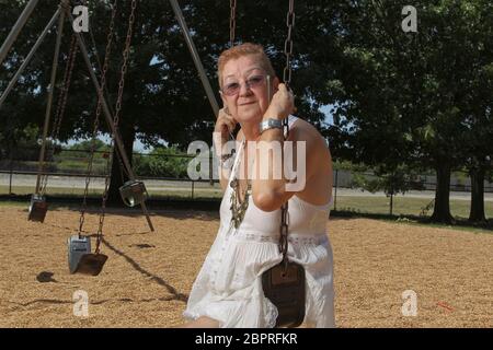 Smithville, Texas, États-Unis. 15 juillet 2011. NORMA MCCORVEY, la femme nommée ''Roe'' dans l'affaire historique de la Cour suprême de 1973 ''Roe vs Wade'' qui protégeait le droit de la femme de choisir l'avortement, pose dans un parc municipal de Smithville, au Texas, le 15 juillet 2011. McCorvey, qui est décédé le 18 février 2017 à Katy, au Texas, affirme dans un nouveau documentaire qu'elle a été payée avec élégance pour inverser sa position sur l'avortement dans les années 90. Crédit : Bob Daemmrich/ZUMA Wire/Alay Live News Banque D'Images