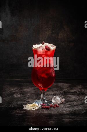 Cocktail de fraises fraîches. Cocktail d'été frais et sirop de fraise avec de la glace pilée, décoré avec des copeaux de noix de coco Banque D'Images