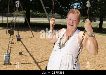 Smithville, Texas, États-Unis. 15 juillet 2011. NORMA MCCORVEY, la femme nommée ''Roe'' dans l'affaire historique de la Cour suprême de 1973 ''Roe vs Wade'' qui protégeait le droit de la femme de choisir l'avortement, pose dans un parc municipal de Smithville, au Texas, le 15 juillet 2011. McCorvey, qui est décédé le 18 février 2017 à Katy, au Texas, affirme dans un nouveau documentaire qu'elle a été payée avec élégance pour inverser sa position sur l'avortement dans les années 90. Crédit : Bob Daemmrich/ZUMA Wire/Alay Live News Banque D'Images