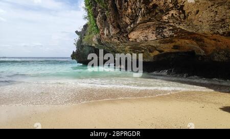 Voir de beaux hidden Suluban Beach à Bali, accessible uniquement pendant la marée basse Banque D'Images