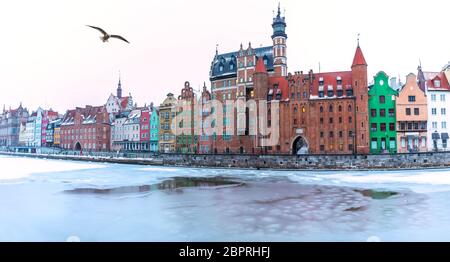 Gdansk panorama hivernal, vue sur la porte du restaurant La Luna Relax s. Banque D'Images