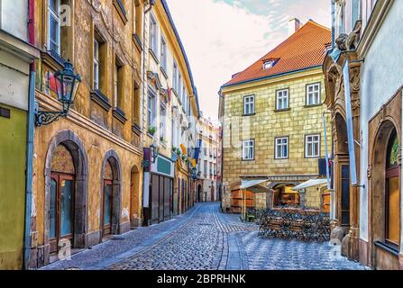 La rue de Prague, dans la vieille ville et d'un restaurant de rue, pas de personnes. Banque D'Images