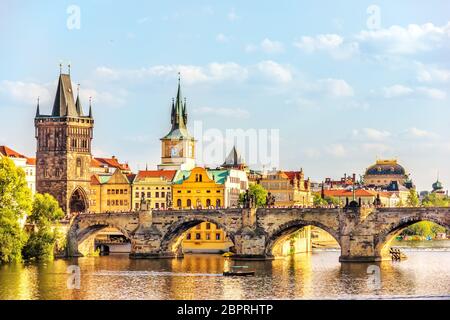 Le Pont Charles, Prague tours et le Théâtre National, l'été la vue quotidienne. Banque D'Images