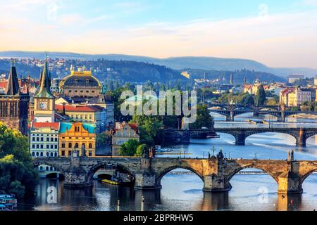 Le Pont Charles, la Tour de la vieille ville et du théâtre national, à Prague. Banque D'Images