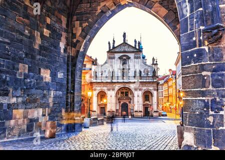 Saint Salvator Church, vue de l'arc dans la vieille ville, la tour de Prague. Banque D'Images