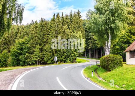 Route de montagne pittoresque dans les Alpes de l'Autriche. Banque D'Images