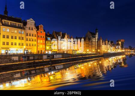 Gdansk nuit ciel cobalt, vue sur les bâtiments par le relax s. Banque D'Images