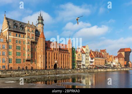 Restaurant La Luna Gate, belle porte à Gdansk en face de la Motlawa. Banque D'Images