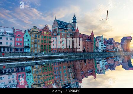 Gdansk, au bord de la magnifique vieille ville de façades et Zuraw. grue portuaire Banque D'Images