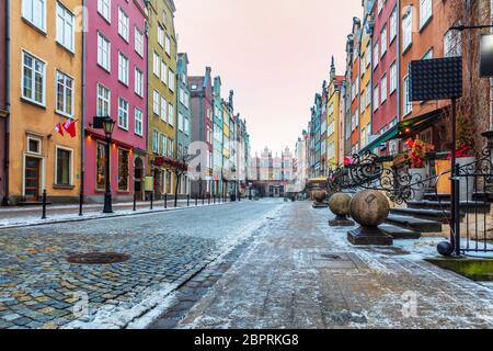 Bâtiments colorés dans la rue Piwna, à Gdansk, Pologne. Banque D'Images