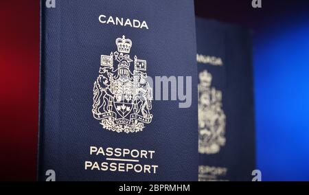 La composition avec deux passeports canadiens. Banque D'Images