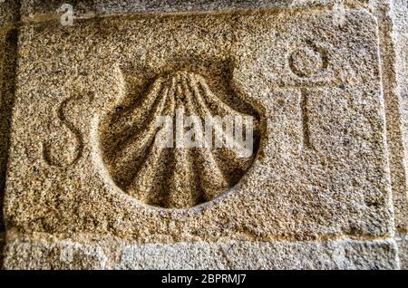 Saint James Way symbole gravé dans la pierre à Santiago de Compostela, Espagne Banque D'Images