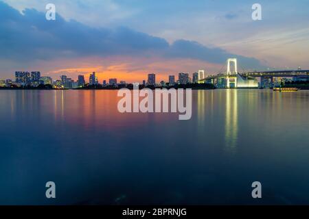 Vue du coucher de soleil sur les toits de la ville et le pont en arc-en-ciel, à Tokyo, Japon Banque D'Images