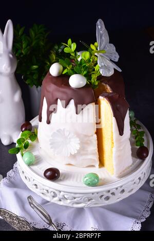 Gâteau de pâques avec du sucre et de lustre de chocolat Banque D'Images