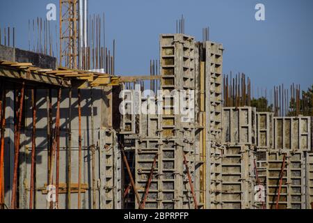 Construction d'un bâtiment résidentiel, les structures en béton armé, le ciment et les raccords. Banque D'Images