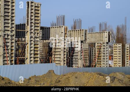 Construction d'un bâtiment résidentiel, les structures en béton armé, le ciment et les raccords. Banque D'Images