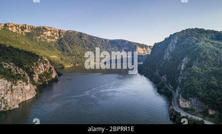 Dans le paysage des gorges du Danube. Cazanele Mari vu de la partie roumaine Banque D'Images