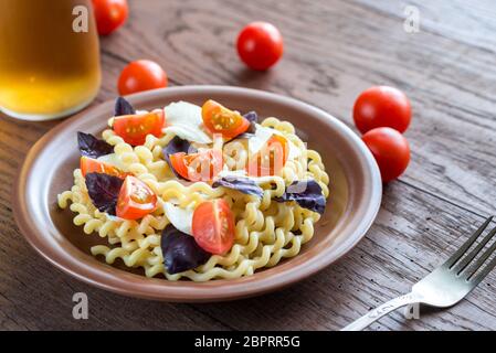 Les Fusilli lunghi au fromage et tomates cerises Banque D'Images