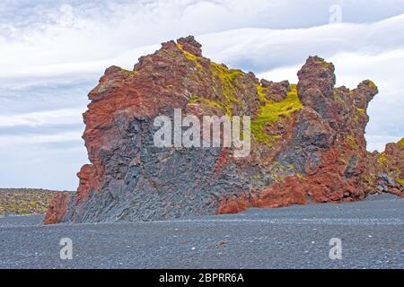 Lave massive reste sur Djupalonssandur beach en Islande Banque D'Images