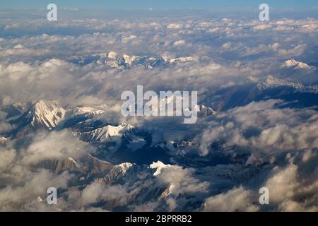 Vol près des chaînes de montagnes de l'Himalaya, vue par la fenêtre d'avion Banque D'Images