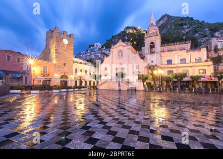 Belvédère de Taormina et église San Giuseppe sur la place Piazza IX Aprile à Taormina la nuit des pluies, Sicile, Italie Banque D'Images