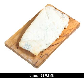 Italienne de Gorgonzola fromage bleu doux sur une planche à découper en bois d'olivier isolé sur fond blanc Banque D'Images