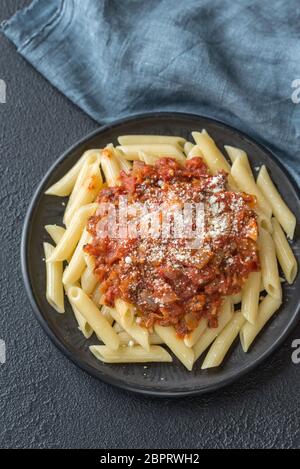 Partie de penne avec sauce arrabbiata Banque D'Images