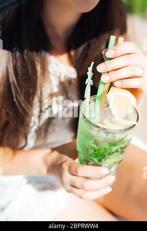 Girl est un verre d'alcool de fruit cocktail basé sur lime, menthe, orange, de soude et de l'alcool Banque D'Images