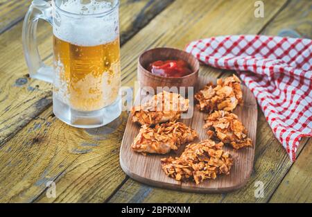 Bouchées de poulet barbecue avec bière Banque D'Images