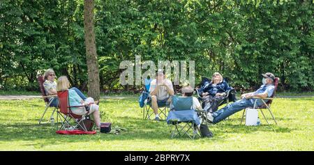 Berks County, Pennsylvanie, USA-May15, 2020: Les aînés assis sur des chaises de pelouse social distancement dans le parc public Banque D'Images