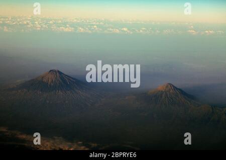 Mont Sumbing (à gauche) et Mont Sundoro (à droite), vue aérienne depuis un vol. Province centrale de Java, Indonésie. Banque D'Images