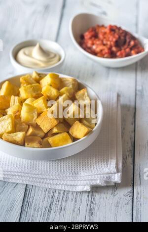 Partie de patatas bravas avec des sauces Banque D'Images