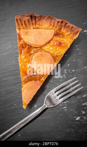 Morceau de gâteau avec confiture de figues, servis sur une plaque en ardoise. L'alimentation saine. Banque D'Images