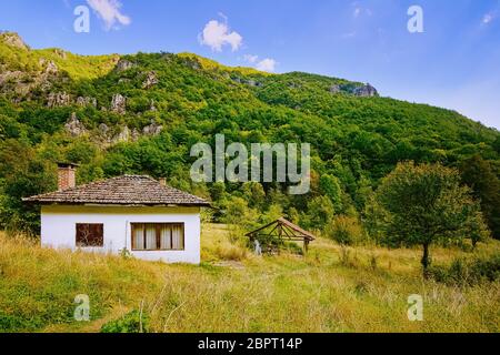 Maison dans la vallée de la rivière Devin, Rhodopes de l'Ouest Banque D'Images