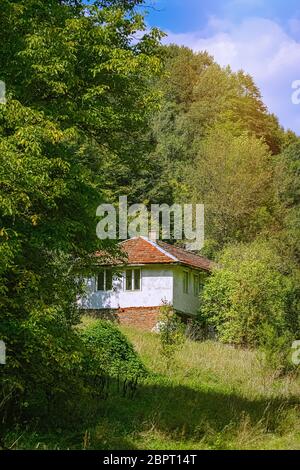 Maison dans la vallée de la rivière Devin, Rhodopes de l'Ouest Banque D'Images