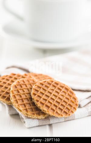 Gaufres sucrées biscuits damier sur serviette. Banque D'Images