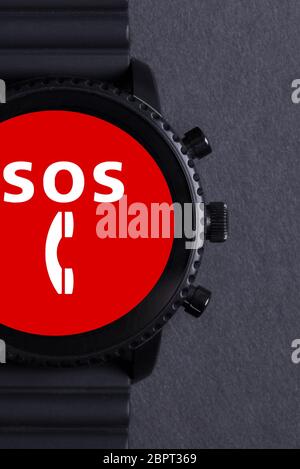 Smartwatch noir isolé sur un fond noir, SOS Banque D'Images