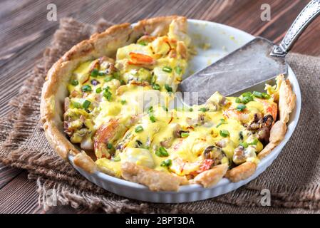 Tarte aux fruits de mer avec sauce à la crème de safran Banque D'Images